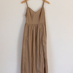 Old Navy tan midi sun dress, size medium.
